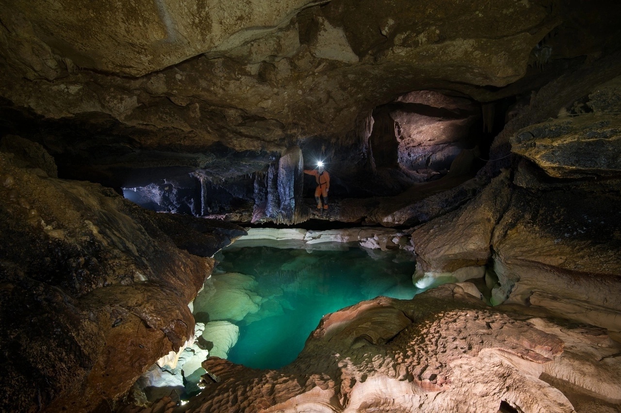 Экстремальные пещеры Крыма: Красные пещеры и Спелеотур в пещеру Ман